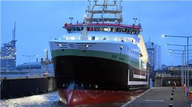 Stadt mit X-Faktor? Warum „BX“ auf Fischtrawlern für Bremerhaven steht Blick auf Schiff vor Bremerhavens Skyline