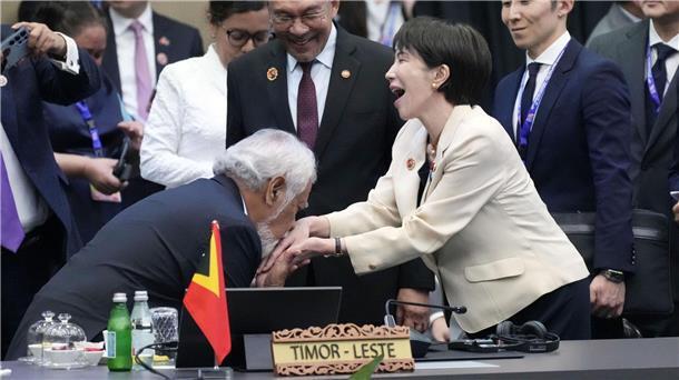 Bilder des Tages Die japanische Premierministerin Sanae Takaichi unterhält sich mit dem Premierminister von Osttimor, Xanana Gusmao, während eines Gipfeltreffens zwischen Japan und dem Verband Südostasiatischer Nationen in Kuala Lumpur.