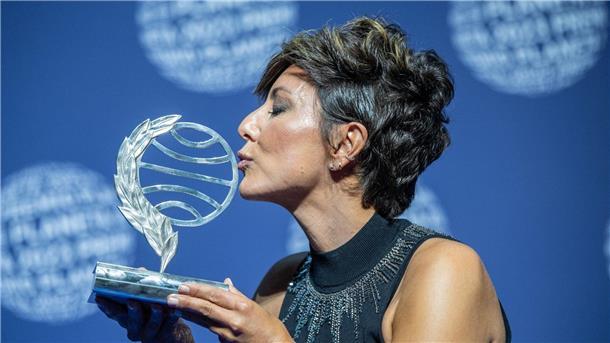 Sonsoles Ónega gewinnt Planeta-Literaturpreis Die Journalistin, Schriftstellerin und Moderatorin Sonsoles Ónega mit dem Planeta-Preis.