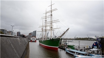 Die "Rickmer Rickmers" an den Landungsbrücken in Hamburg