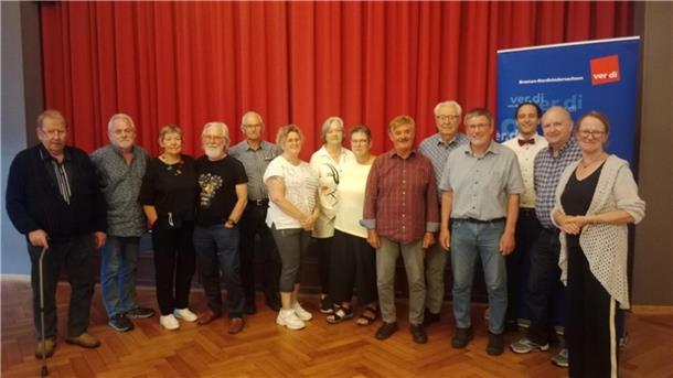 Mitgliederversammlung in Elsdorf: Verdi ehrt Jubilare und übt Kritik Gruppenfoto im "Elsdorfer Hof". Die Jubilarinnen und Jubilare, der Verdi-Ortsvereinsvorsitzende und die stellvertretende Geschäftsführerin des Verdi-Bezirks Bremen-Nordniedersachsen stellen sich im „Elsdorfer Hof“ zum Gruppenfoto auf.