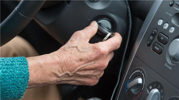 Keine klare Mehrheit für Führerscheinprüfung für Senioren Die Jüngeren stimmen für die regelmäßigen Prüfungen für ältere Fahrerinnen und Fahrer.