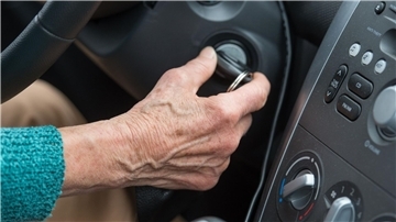 Die Jüngeren stimmen für die regelmäßigen Prüfungen für ältere Fahrerinnen und Fahrer.