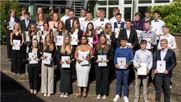 Die jüngst verabschiedeten Abiturienten der Ostetalschule KGS Sittensen.