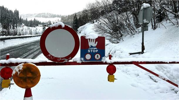 Zwei Tote in Österreich - Große Lawinen-Gefahr Die jüngsten Schneefälle in Österreich haben zu großer Lawinengefahr und erheblichen Behinderungen auf den Straßen geführt.