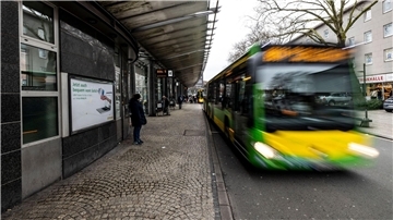 Die Jugendlichen waren laut Polizei am 10. Februar in Oberhausen zunächst in einem Bus aneinandergeraten - dann eskalierte der Streit (Symbolbild).