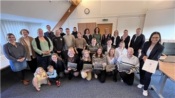 Gruppenfoto bei Abschlussveranstaltung zum “Mikrobudget“