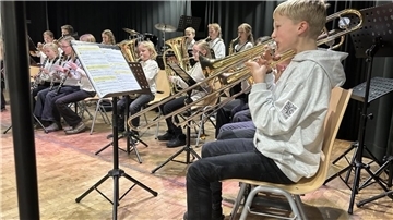 Die jungen Bläser spielen auf der Bühne. 