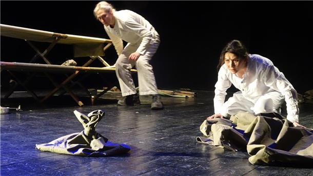 Die jungen Soldaten werden alle von Frauen gespielt. Sie sind in dem dokumentarischen Theaterstück „Komme bald!“ ganz in Weiß gekleidet, wie um ihre Unschuld zu betonen.