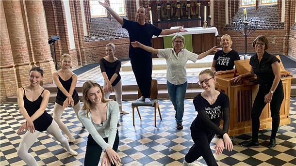Die jungen Tänzerinnen der Ballettschule Dance Art nehmen in der Christuskirche Tuchfühlung mit dem Raum, dem Platz fürs Tanzen und der noch fehlenden zentralen Skulptur auf: Der vier Meter hohe " Tanzende Christus" von Eisenbildhauerin Hilke Leu steht bisher in der Großen Kirche und wird demnächst für Eva Schads Orgelkonzert in der Christuskirche aufgebaut. Zum Proben markieren Leu und Ballettmeister Marius Manole die Figur.