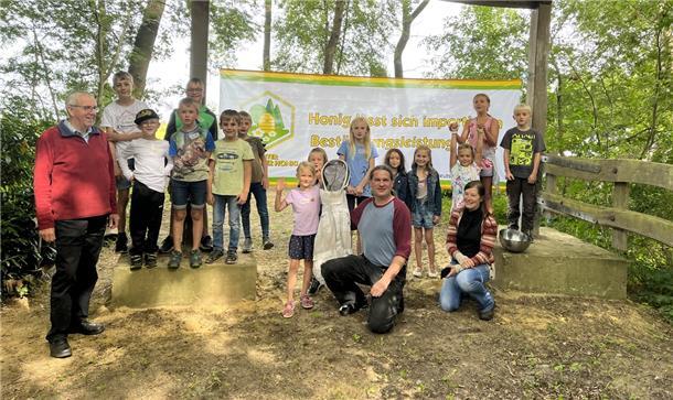 Die Jungen und Mädchen hatten beim Programm des Imkervereins viel Spaß.