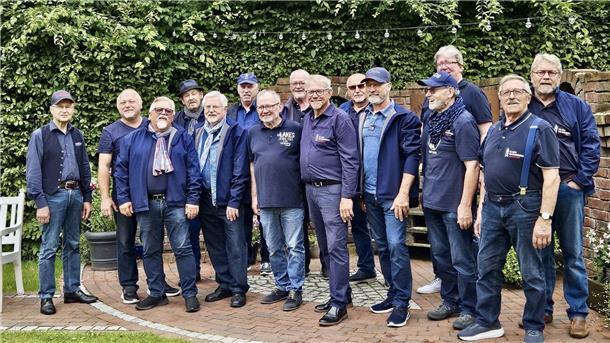Die Jungs vom Nordseedeich rocken für TiF: Großzügige Spende Eine Gruppe Männer