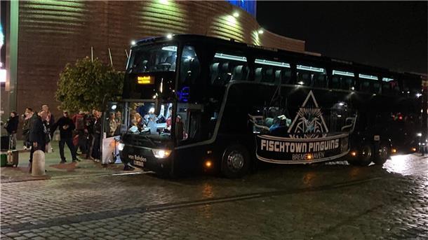 Liveticker: Die Fischtown Pinguins und ihr Abenteuer in Prag Menschen steigen in Bus ein.