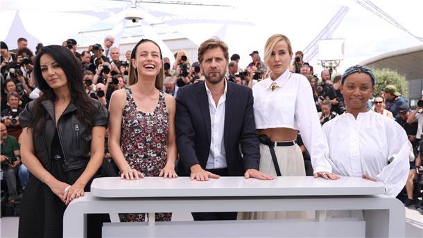 Die Jury wird vom letztjährigen Palmen-Gewinner Ruben Östlund geleitet. Zur Jury gehören außerdem Maryam Touzani (l-r), Brie Larson, Julia Ducournau und Rungano Nyoni.