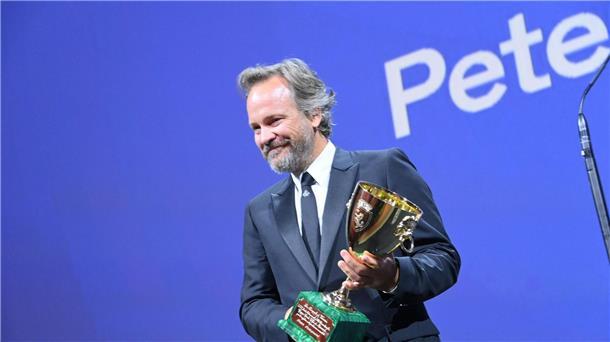 Goldener Löwe für „Poor Things“ von Giorgos Lanthimos Die Jury zeichnete den US-Amerikaner Peter Sarsgaard in der Kategorie „Bester Schauspieler“ aus.