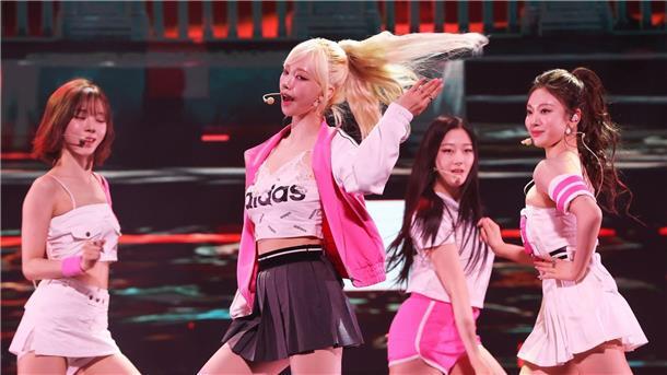 Doku blickt hinter die Kulissen der „Generation K-Pop“ Die K-Pop-Mädchengruppe aespa auf der Bühne. Perfektion ist gefragt.