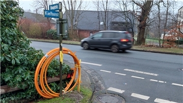 Die Kabel liegen auch an der Hauptstraße in Drangstedt bereit. Die Verlegung kann aber erst dann beginnen, wenn die beauftragten Firmen die Genehmigung des Landes erhalten haben. Die Hauptstraße ist eine Landesstraße.