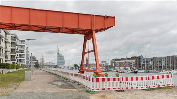 Blick auf eine gesperrte Kaje am Neuen Hafen.