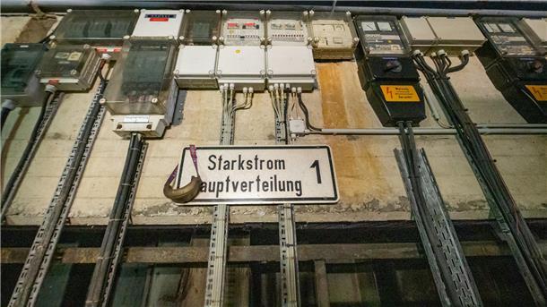 Warum der Keller des Hafens der ideale Schauplatz für einen „Tatort“ wäre Warnschild: Starkstrom Hauptverteilung