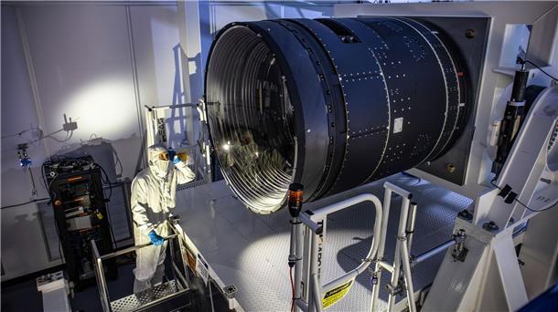 Die Kamera, an der das Team in einem Labor im US-Bundesstaat Kalifornien mehrere Jahre lang arbeiteten, sei etwa so groß wie ein Kleinwagen und drei Tonnen schwer.
