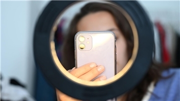 Kinderarbeit? Rot-Grün will Regeln für Familien-Influencer Die Kamera läuft immer mit: Die Privatsphäre von Influencer-Kindern soll besser geschützt werden. (Symbolbild)