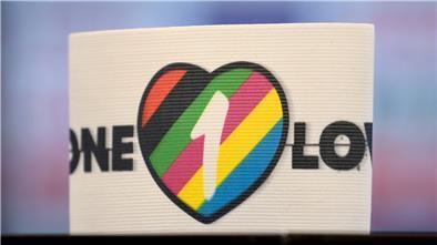 Eine kapitänsbinde mit dem Schriftzug "One Love"