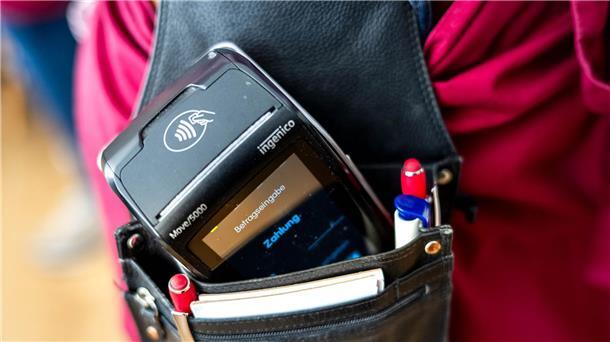 Niedersachsen fordert digitale Zahloption in Restaurants Die Kartenzahlung gehört in vielen Cafés und Restaurants zum Alltag – aber längst nicht überall. (Archivbild)