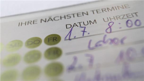 Die Kassen wollen Selbstzahlerleistungen beim Arzt eindämmen. (Archivbild)