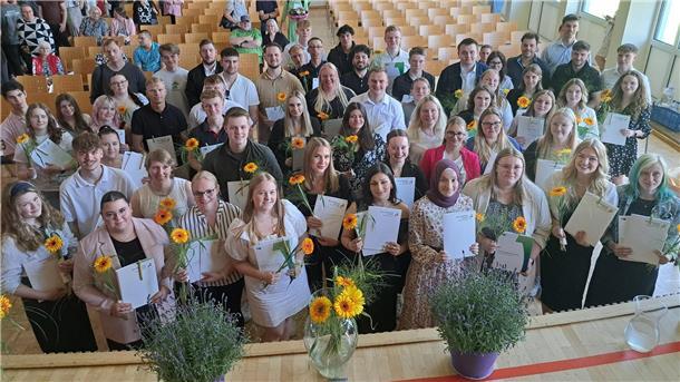 Die kaufmännischen Abschlussklassen der BBS Wesermarsch wurden in einer stimmungsvollen Feier am Schulstandort Nordenham verabschiedet.
