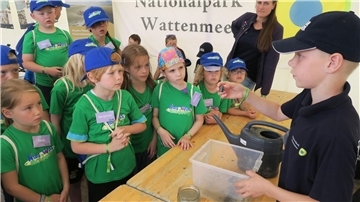 Kinder in grünen T-Shirts und blauen Käppis. Es handelt sich um die Teilnehmer einer früheren Kids Watt Academy. Dieses Jahr muss die Veranstaltung ausfallen.