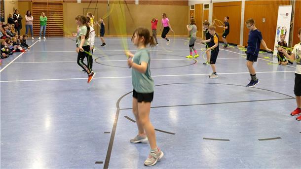 Die Kinder der beiden vierten Klassen zeigen Mitschülern, Eltern und Lehrer, welche Sprünge sie in den 90 Minuten Übung gelernt haben.