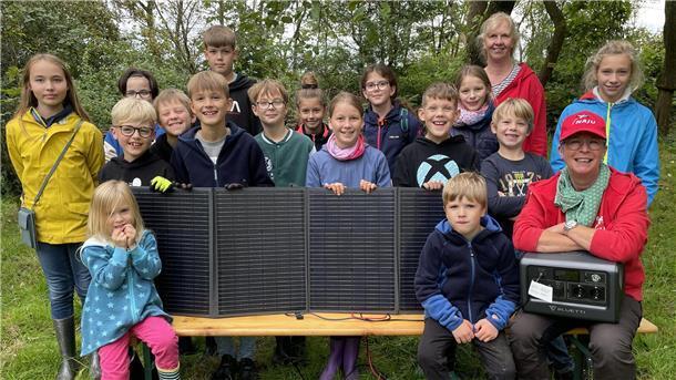 Die Kinder der Butjadinger Naturschutzjugend (NAJU) haben das mobile Solarkraftwerk beim Apfelsaftpressen als erste ausprobiert. Es bescherte ihnen heißes Wasser zum Abwaschen.