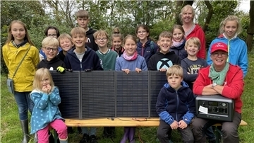 Die Kinder der Butjadinger Naturschutzjugend (NAJU) haben das mobile Solarkraftwerk beim Apfelsaftpressen als erste ausprobiert. Es bescherte ihnen heißes Wasser zum Abwaschen.