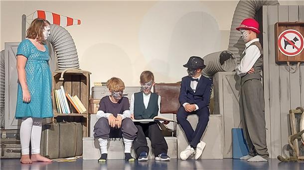 Theater in Tossens: Von Dieben, Hafentieren und einem magischen Karussell Die Kinder der Klasse 5b brachten das Stück "Der Hafenkater" auf die Bühne.