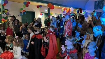 Die Kinder feierten in tollen Verkleidungen. Und auch viele der Eltern waren verkleidet und geschminkt.