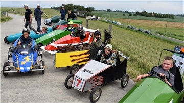 Die Kinder-Gruppe mit ihren Seifenkisten vor dem Start auf dem Deich in Feldhausen.