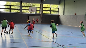 Kinder spielen in Rodenkirchen Fußball
