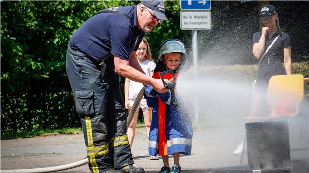 Viel Andrang bei der Aktion Ferienspaß in Selsingen Brandbekämpfung unter professioneller Anleitung an einem Feuerlöschtrainer
