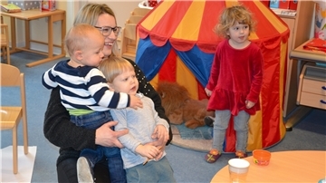 Die Kinder sollen sich bei ihr wohlfühlen: Tagesmutter Almadina Cordes mit den Pflegekindern Ben (links), Michel und Anni.