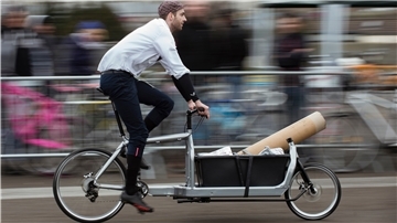 Ein Teilnehmer des 2. Internationalen Lastenradrennens fährt mit seinem Lastenfahrrad auf dem Tempelhofer Feld. 