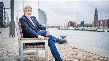Die Kinderarmut in Bremerhaven ist hoch. Sozialstadrat Uwe Parpart möchte unter anderem mit kostenlosen Essenstüten dagegen vorgehen.