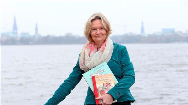 Die Kinderbuchautorin Kirsten Boie an der Alster in Hamburg. Sie kämpft für Kinder und deren Recht auf eine schöne Kindheit.