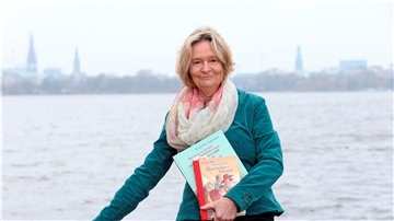 Die Kinderbuchautorin Kirsten Boie an der Alster in Hamburg. Sie kämpft für Kinder und deren Recht auf eine schöne Kindheit.