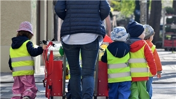 Die Kindergrundsicherung soll Leistungen wie das Kindergeld, das Kinder-Bürgergeld, den Kinderzuschlag und solche aus dem sogenannten Bildungs- und Teilhabepaket zusammenführen.