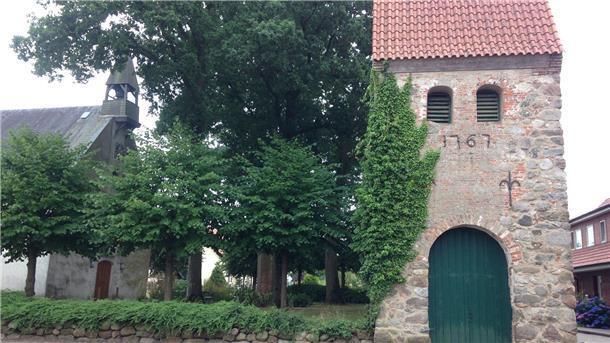 Die Kirche in Bramel hat ihren unangefochtenen Platz im Dorf - doch es fehlt noch an Bewerbungen für den Kirchenvorstand. 