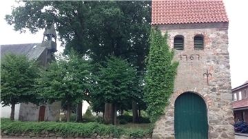 Die Kirche in Bramel hat ihren unangefochtenen Platz im Dorf - doch es fehlt noch an Bewerbungen für den Kirchenvorstand. 