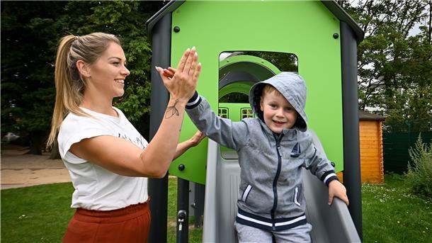 Die Kita Kapellenweg in Langen arbeitet wieder im Regelbetrieb: Leiterin Inga Loomis mit Matheo.
