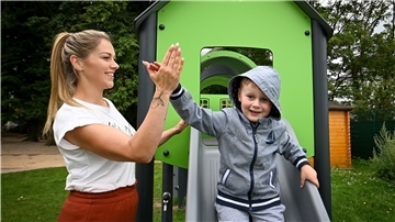 Die Kita Kapellenweg in Langen arbeitet wieder im Regelbetrieb: Leiterin Inga Loomis mit Matheo.