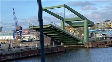 Die Klappbrücke Schleusenstraße hat technische Probleme - bleibt immer wieder halb geöffnet stehen.