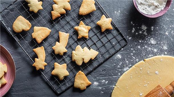 Diese Leckereien dürfen in Ihrer Weihnachtsbäckerei nicht fehlen Plätzchen auf einem Kuchengitter